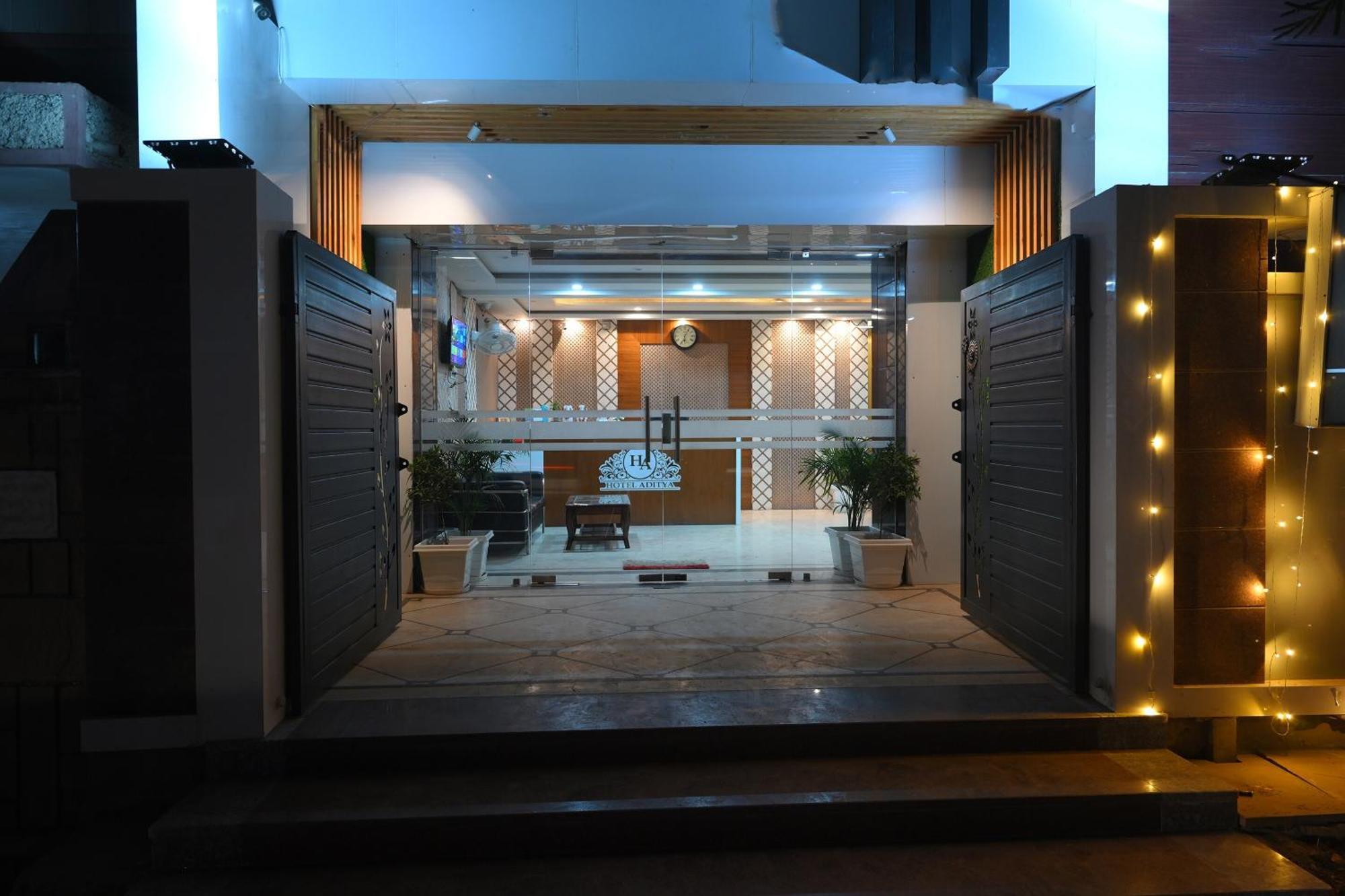 Townhouse Oak Hotel Ar Ganges Premium Varanasi Exterior foto