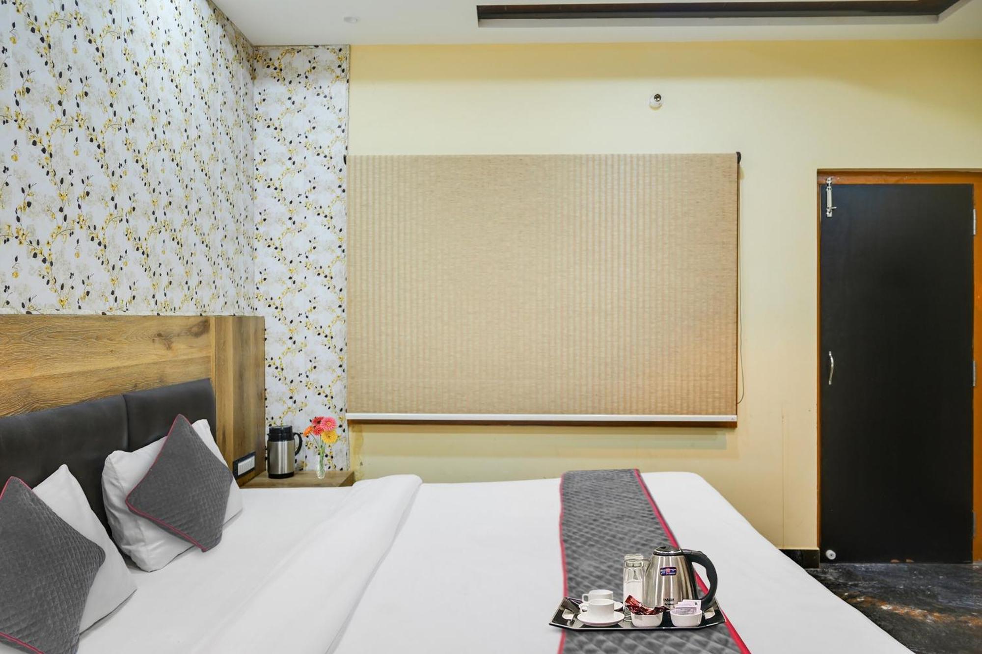 Townhouse Oak Hotel Ar Ganges Premium Varanasi Exterior foto